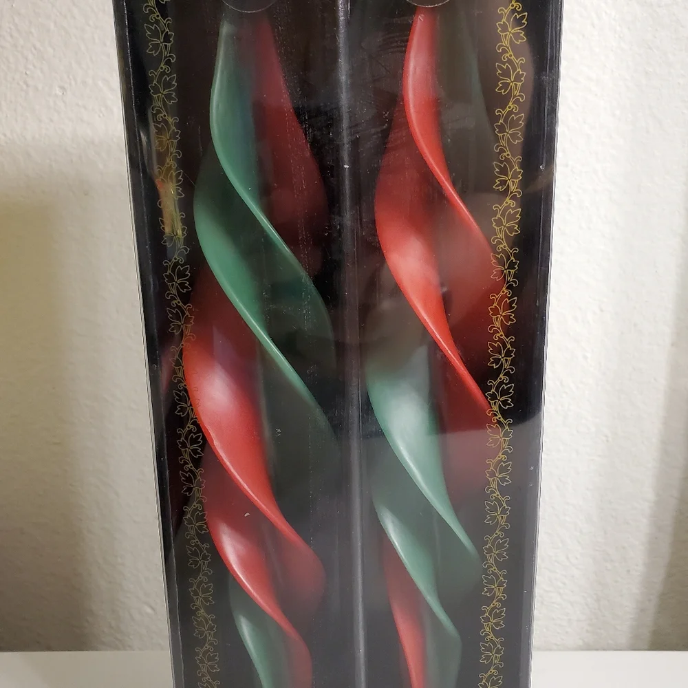 1 Pair Of Christmas 12 Inch Red And Green Wax Candles Feather Twist Taper Unused - Picture 2 of 8